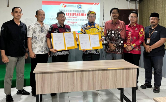 Ketua Bawaslu Bulungan, Dwi Suprapto, menandatangani kerja sama dengan Universitas Kaltara (Dok. Humas Bawaslu Bulungan)