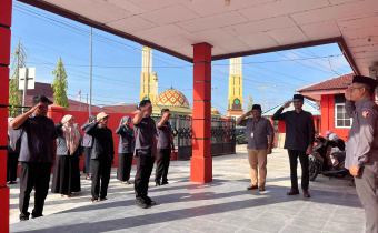 Ketua Bawaslu Bulungan Dwi Suprapto saat mempin Apel Perdana Pasca Libur Hari Raya Idul Fitri. Senin, (30/03)