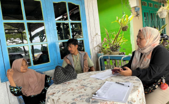 Foto; Anggota Bawaslu Bulungan Riswan beserta jajaran sekretariat saat melakukan Uji Petik di rumah warga