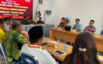 Ketua dan Anggota  Bawaslu Kabupaten Bulungan saat rapat pleno rekapitulasi Pemutakhiran Data Pemilih Berkelanjutan (PDPB) Triwulan I Tahun 2026 di KPU Kabupaten Bulungan, Kamis (02/04).