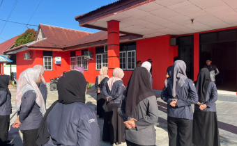 Foto Ali Akbar Koordinator Divisi Penanganan Pelanggaran dan Penyelesaian Sengketa (Kordiv PPPS) saat menjadi pembina apel rutin di halaman kantor Badan Pengawas Pemilihan Umum Kabupaten Bulungan Senin (06/44).