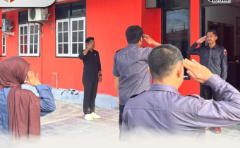Pimpin Apel Senin Pagi, Riswan Tekankan Penyesuaian Jam Kerja Baru Staf Bawaslu Bulungan