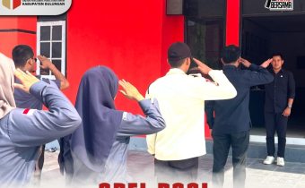 Ali Akbar saat memberikan arahan kepada jajaran staf sekretariat Bawaslu Kabupaten Bulungan pada apel rutin senin, (13/07)